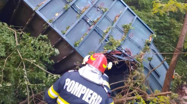 Un mort şi doi răniţi după ce o maşină de gunoi a căzut într-o râpă, în Caraș-Severin