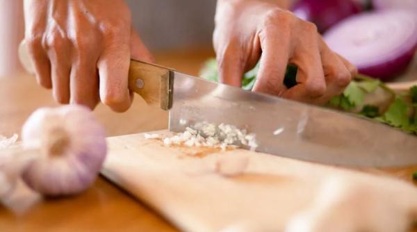 Zdrobește doi căței de usturoi și amestecă-i cu miere. Aplică masca pe cap, iar efectul va fi uimitor