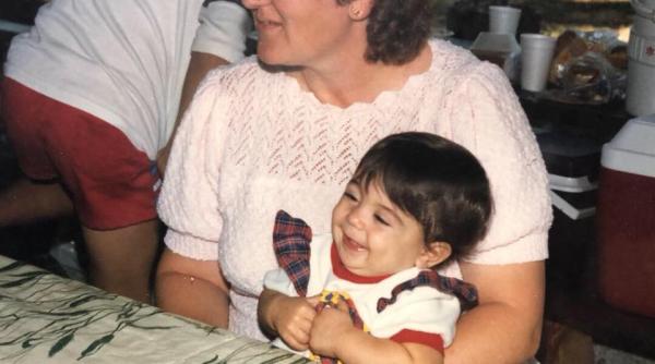 După ce a fost dată spre adopție pentru că s-a născut fără picioare, o româncă a devenit o gimnastă celebră. Inspirația a venit chiar de la sora sa naturală