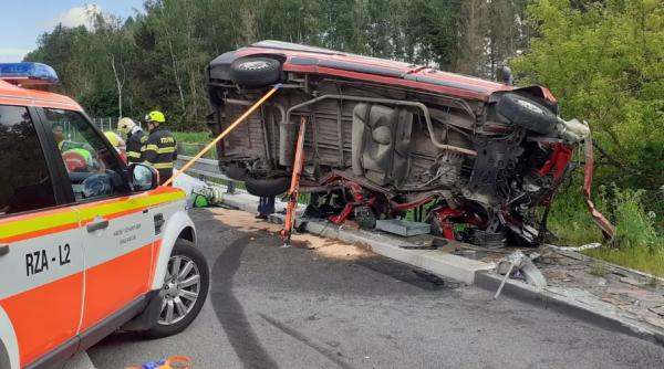 Trei români care se întorceau din Anglia, morți într-un cumplit accident de microbuz în Cehia. Alți doi sunt în stare critică