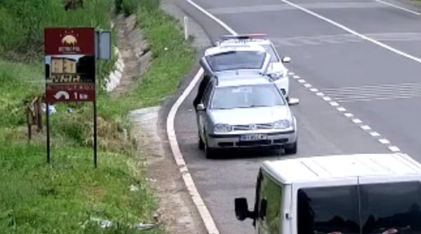 Un bărbat a rămas fără mașină, după ce a aruncat gunoi pe marginea unui drum din Bihor