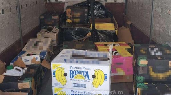 Camion, verificat la intrarea în țară: zeci de recipiente cu o substanță interzisă au fost descoperite de polițiști