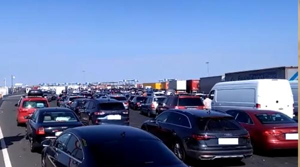 Cozi uriașe la frontiera cu Ungaria: Șoferii români ar fi stat și 12 ore pentru a trece vama