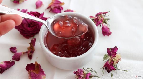 Dulceață de casă din petale de trandafir - o rețetă simplă și delicioasă, perfectă pe pâine prăjită, clătite, sau servită peste înghețată