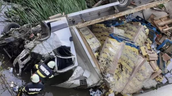 Un camion, plin cu dulciuri, s-a răsturnat în albia unui râu din județul Vaslui 