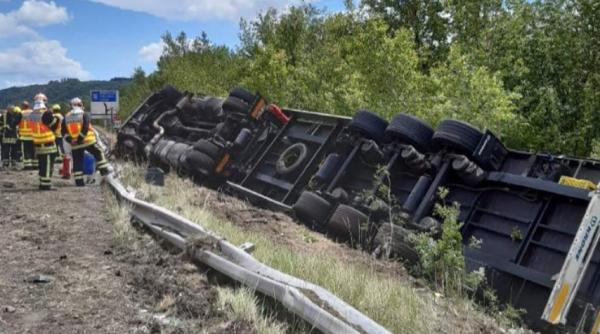 Franța. Șofer român de TIR, clipe de coșmar pe o autostradă: La un pas să cadă în râu după ce s-a răsturnat 