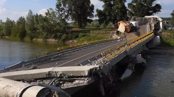 Guvernul, prima reacție după prăbușirea podului peste râul Siret, reabilitat în urmă cu câteva luni