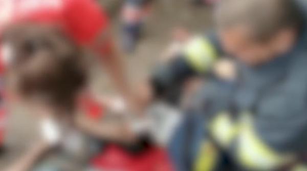 O mamă româncă şi cei doi fii au căzut într-un puţ: Ar fi picat pe rând, încercând să se salveze unul pe altul