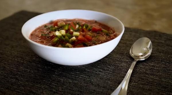 Gazpacho cu pepene verde, supa preferată pe perioada verii. Iese extraordinară cu aceste ingrediente pe care le aveți deja în casă