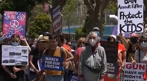 Proteste de amploare în SUA. După ultimele masacre, americanii au ieșit în stradă să ceară legi stricte privind armele