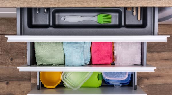 Umple un ciorap cu bicarbonat și pune-l în sertarul din dormitor sau bucătărie. Un truc la care nu te-ai fi gândit