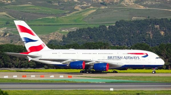 Haos la bordul unui zbor British Airways. Apa s-a revărsat în cabină la 9.000 m, în timp ce personalul încearcă disperat să o oprească. VIDEO