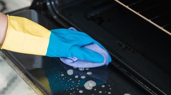 Cum să cureți rapid ușa cuptorului plină de grăsime. Trucul gospdinelor inteligente 