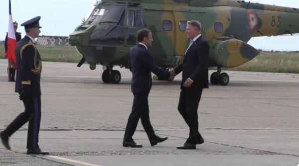 Emmanuel Macron, primit oficial de Klaus Iohannis la Baza Kogălniceanu