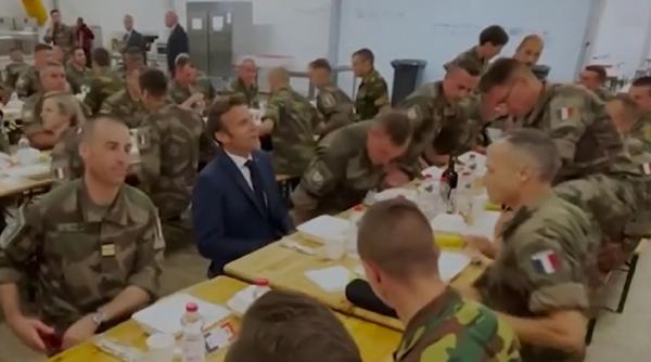 Emmanuel Macron nu a dormit la hotel, ci într-un cort, la Baza Kogălniceanu. A gustat mâncare românească: sarmale și papanași