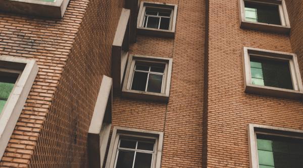 Germania. Zeci de muncitori români, cu limuzine scumpe, au adus la exasperare locuitorii dintr-un cartier: „Locuim lângă o casă de groază” - FOTO