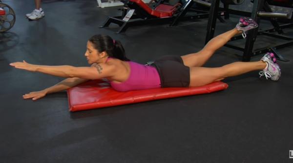 Te-ai săturat să te confrunți cu durerile de spate? Iată trucul „Superman” care îți va rezolva garantat problema