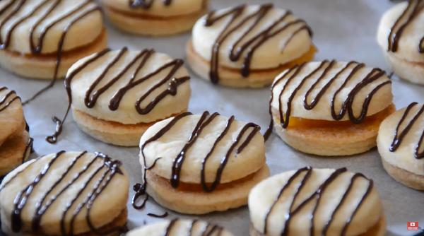 Fursecuri cu umplutură de caise, făcuți în casă. Un desert de sezon, foarte gustos care te va convinge să mânânci fructe