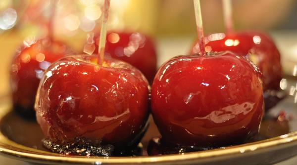 Mere caramelizate. Cum să faci pas cu pas cel mai delicios desert, iubit de copii, dar și de adulți. O rețetă foarte simplă care te va cuceri