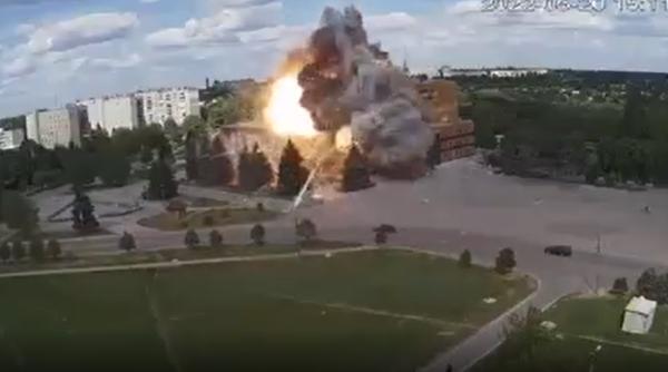 O școala din estul Ucrainei, distrusă în timpul unui bombardament