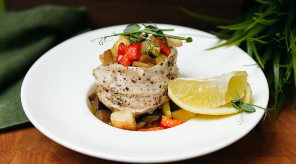 Biban de mare cu roșii într-un sos de unt cu lămâie, rețeta secretă a bucătarilor. Trei moduri diferite de a-l găti