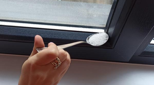 De ce să pui bicarbonat în colțul geamurilor. Trucul pe care îl vei folosi la infinit 