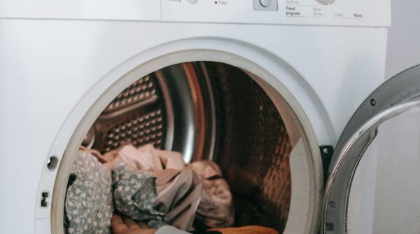 Pune folie de aluminiu, aspirină sau piper în mașina de spălat, iar rufele vor ieși perfecte. Da, ai citit bine! E un truc celebru