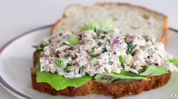 Salată de ton cu iaurt grecesc condimentat. Un preparat sănătos și perfect pentru o siluetă de invidiat