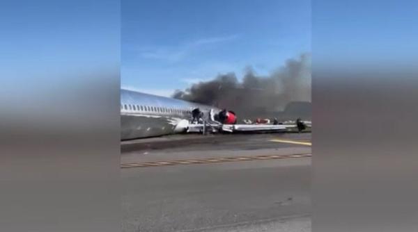 Un avion cu peste 100 de pasageri la bord s-a prăbușit și a luat foc