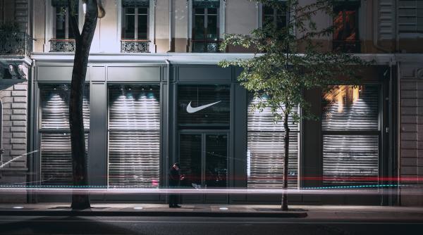 Nike anunță că va ieși complet din Rusia, la trei luni după ce și-a suspendat operațiunile din această țară în urma invaziei Ucrainei