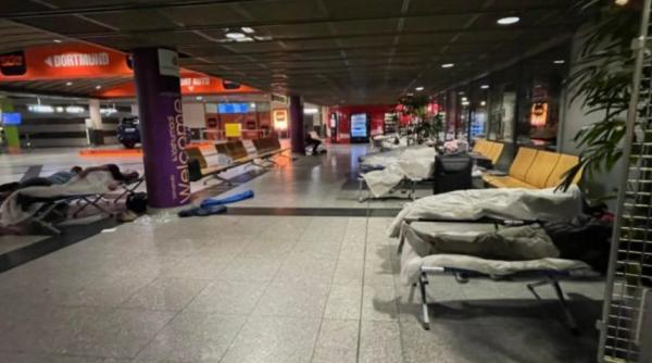 Sute de români, blocați aproape 24 de ore pe aeroportul din Dortmund. WizzAir a anulat fără explicație două curse