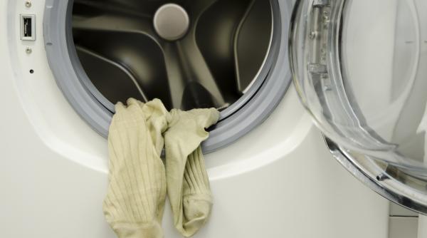 De ce să pui praf de copt pe haine, înainte de spălare. Un truc incredibil 