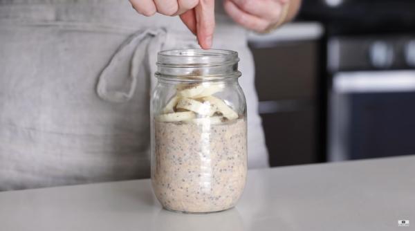 Fulgi de ovăz cu iaurt grecesc și banane, un mic dejun gustos, rapid și sănătos. Nu îți va mai fi foame toată ziua!