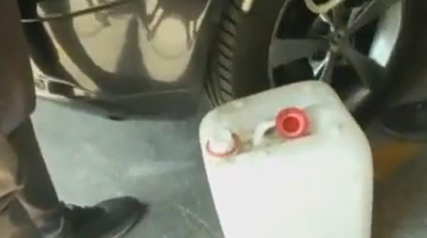 La televiziunea de stat din Grecia s-au prezentat două modalități ușoare de a fura benzina din rezervorul unei mașini - VIDEO