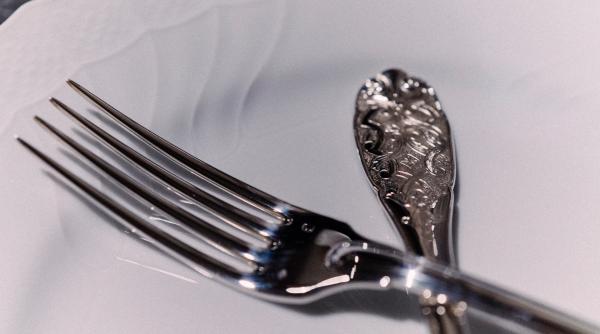 Metoda ușoară prin care faci tacâmurile vechi să arate ca noi. Nu ai nevoie de produse scumpe, le cureți cu ce ai deja în cămară