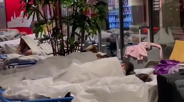 Sute de români au așteptat ore întregi pe un aeroport din Germania: „Ne-au adus nişte paturi pentru refugiaţi”