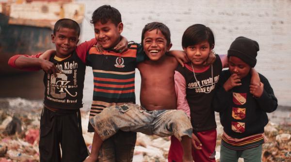 UNICEF: 3,5 milioane de copii au nevoie de apă curată în urma inundațiilor din Bangladesh