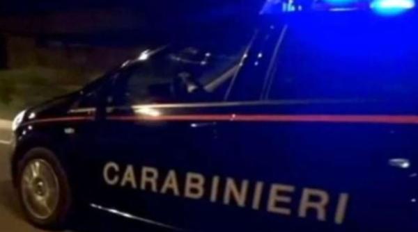 Italia. Un român, care mergea pe jos pe o autostradă, cu o poșetă furată, interceptat de polițiști  