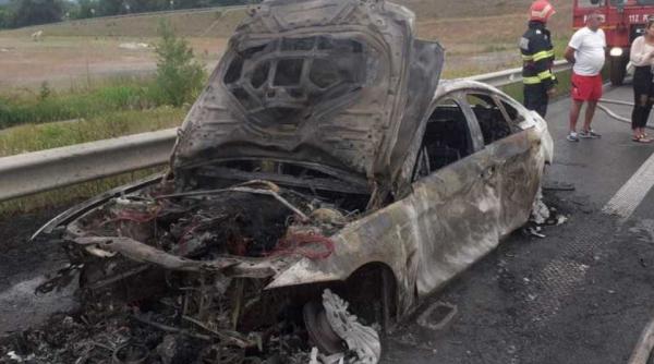 Trei români, la un pas de moarte. Mașina, în care se aflau, transformată în scrum, pe autostradă