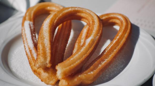 Cum să faci Churros, cel mai popular desert din Spania. Nu e deloc greu să le faci acasă