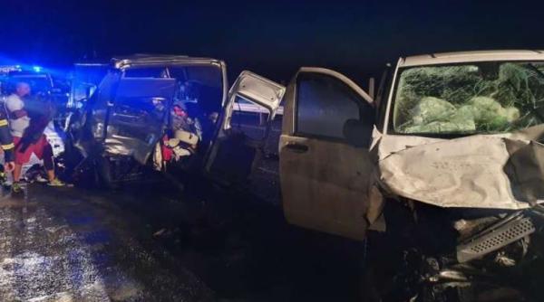 Două microbuze cu români au intrat în coliziune pe autostradă. Mai multe persoane au fost rănite