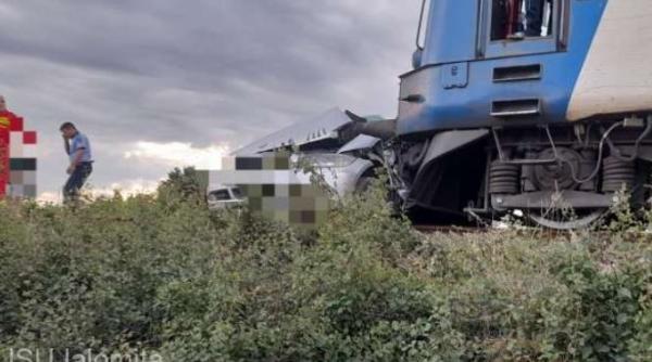 Mașină, lovită de tren în Ialomița: Două persoane au fost rănite, una fiind în stare gravă