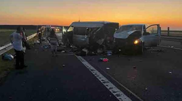 Unsprezece persoane, printre care și un copil, victimele accidentului de pe A1. Coliziune între două microbuze