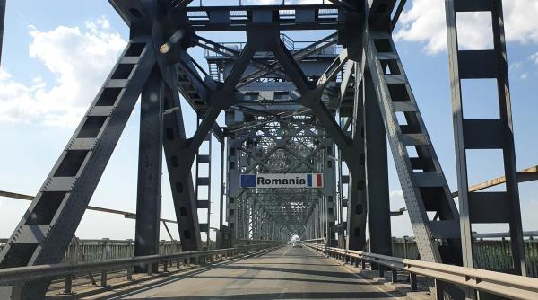 Aglomerație în vama Giurgiu - Ruse: Bulgarii au reluat lucrările de asfaltare pe Podul Prieteniei
