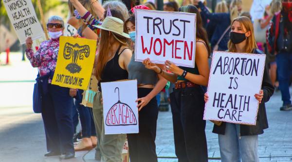 Din ce în ce mai multe vedete și-au arătat susținerea dreptului la avort. Solistul trupei Green Day va renunța la cetățenia americană