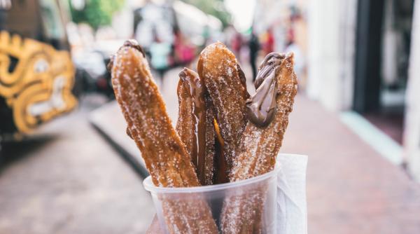 Churros sau gogoși mexicane. Crocante la exterior, moi și fragede în interior, o combinație căreia nimeni nu-i poate rezista