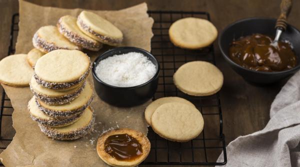 Combinație de aur! Alfajores, desertul gospodinei moderne, cu foietaj din comerț