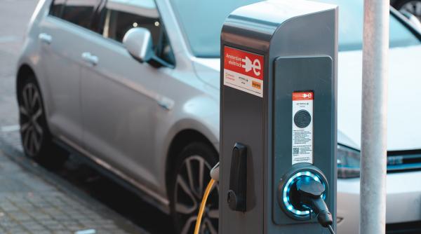 Mașinile noi pe benzină și diesel, interzise din 2035 în Uniunea Europeană. Se impune motorul 100% electric