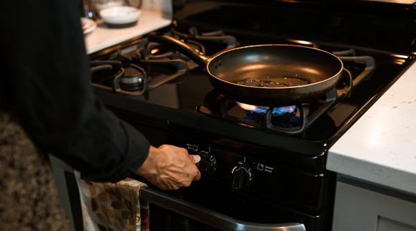 Secretul pentru a vă păstra aragazul mereu curat: o singură acțiune și suprafața este pentru totdeauna ferită de petele persistente