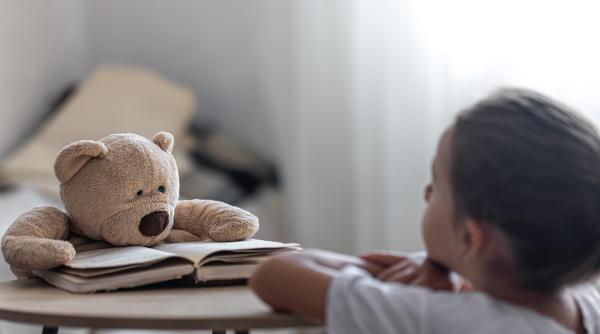 Italia. Fetiță româncă, vândută de părinți unui cuplu. Justificarea de necrezut a mamei: „Am făcut-o pentru a-i garanta un viitor mai bun”